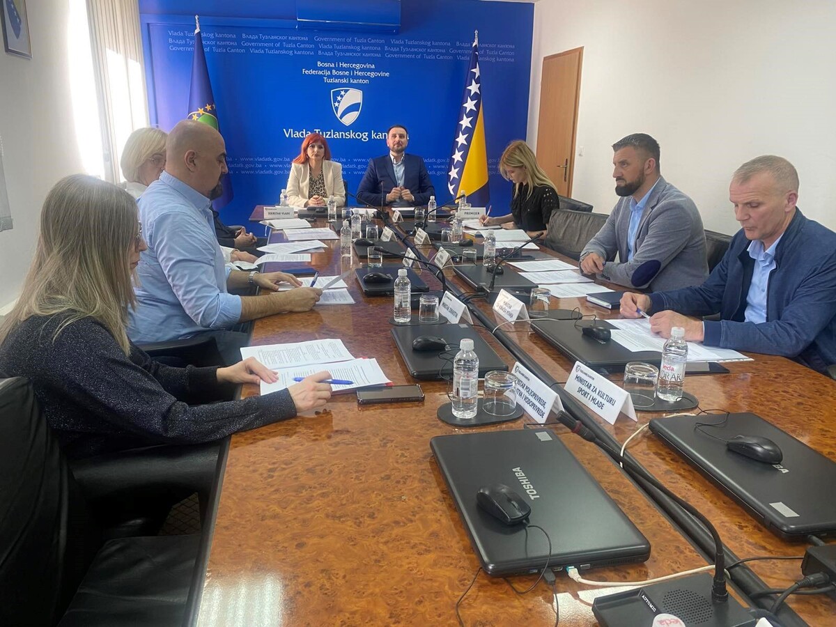 1742212863_67d80eff4a774