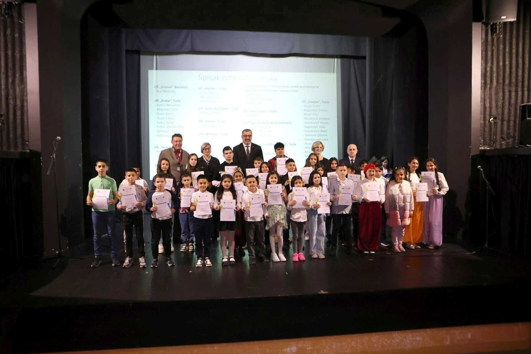 Za Svjetski dan Roma promovisano 47 odličnih učenika